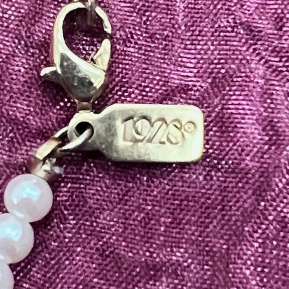 1928 COLL FAUX PEARL RHINESTONE ACRYLIC OVER CHERUB GOLD TONE PENDANT NECKLACE - Picture 4 of 4